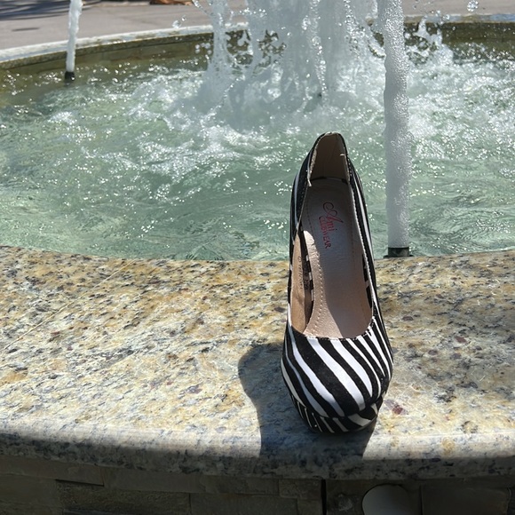 Size 7 Zebra platform pumps… so comfortable! Can wear to any occasion…. - Picture 6 of 17